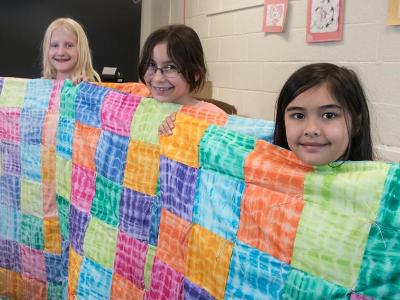 400x300 of kids making quilt.